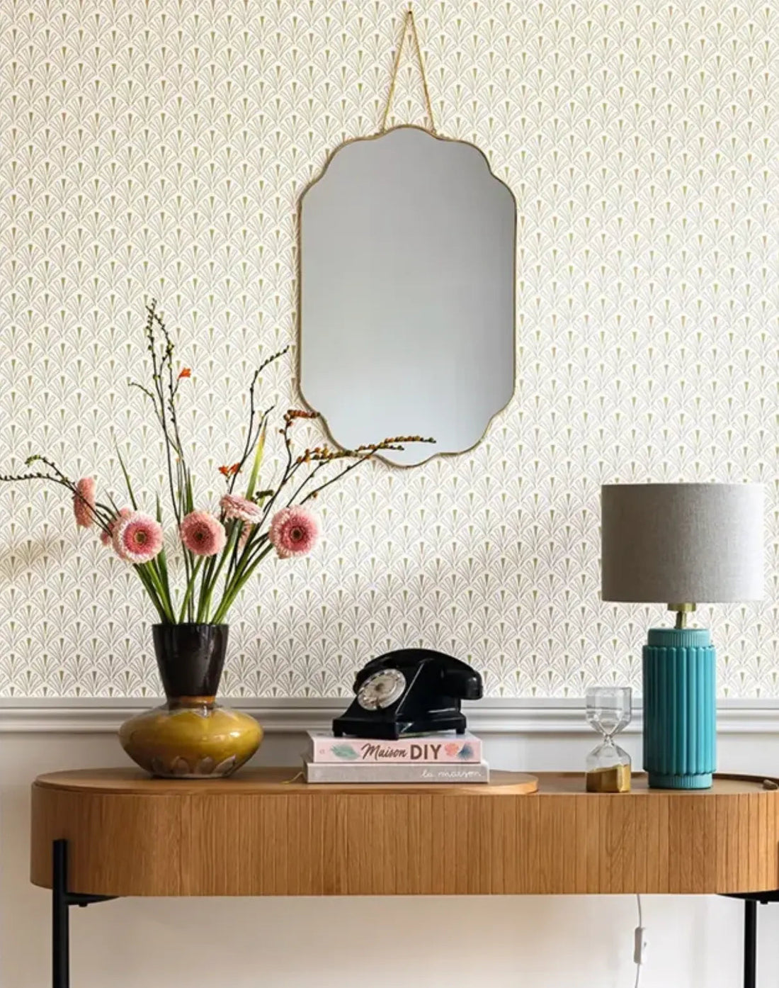 Closeup of a wallpaper showing its Art-Deco, Contemporary, Neutrals pattern, color, and subtle texture.